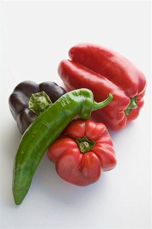 simsearch:659-06188342,k - Peppers (red and purple) and chilli Foto de stock - Sin royalties Premium, Código: 659-02212161