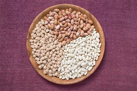 simsearch:659-03530571,k - Borlotti beans, white beans and chick-peas in wooden dish Foto de stock - Sin royalties Premium, Código: 659-02212187