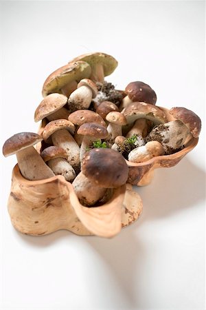 simsearch:659-03537806,k - Ceps in carved wooden bowl Foto de stock - Royalty Free Premium, Número: 659-02212214