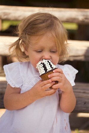 simsearch:659-03521588,k - Small girl eating a chocolate ice cream cone Fotografie stock - Premium Royalty-Free, Codice: 659-02212273