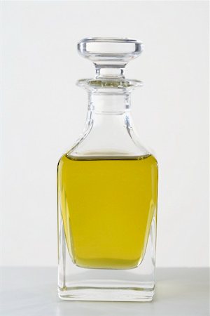 simsearch:659-02212274,k - Olive oil in a small glass bottle Foto de stock - Sin royalties Premium, Código: 659-02212286