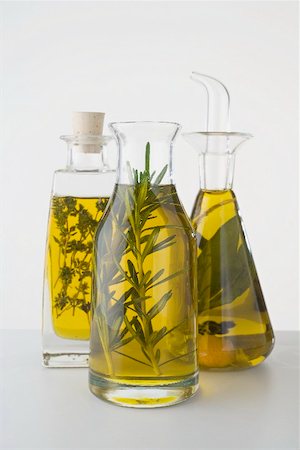 simsearch:659-03522999,k - Trois huiles d'herbes différentes dans des bouteilles Photographie de stock - Premium Libres de Droits, Code: 659-02212281