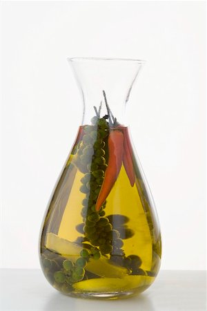 simsearch:659-03522919,k - Huile de piment, de poivre vert dans une carafe Photographie de stock - Premium Libres de Droits, Code: 659-02212316