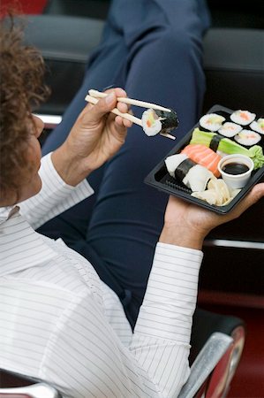 simsearch:659-03526517,k - Femme, manger des sushis au bureau Photographie de stock - Premium Libres de Droits, Code: 659-02212373