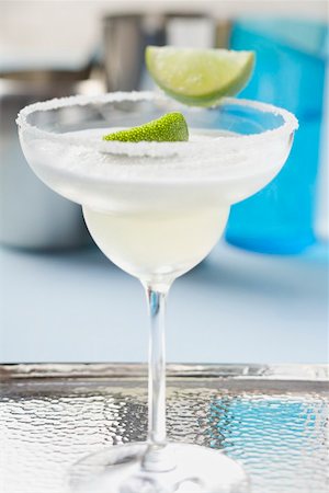 Margarita à la chaux des bâtonnets dans un verre avec une jante salé Photographie de stock - Premium Libres de Droits, Code: 659-02212402