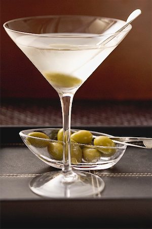 simsearch:659-03524271,k - Martini aux olives Photographie de stock - Premium Libres de Droits, Code: 659-02212411