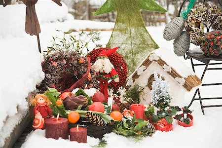 Décorations de Noël dans le jardin enneigé Photographie de stock - Premium Libres de Droits, Code: 659-02212439