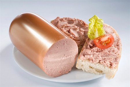 spreading sausage - White bread with liver sausage Foto de stock - Sin royalties Premium, Código: 659-02212481