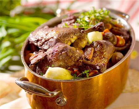 simsearch:659-01852857,k - Cuisses de canard braisé aux légumes dans un pot de cuivre Photographie de stock - Premium Libres de Droits, Code: 659-02212483