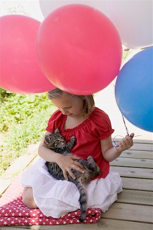 sommerparty - Small girl holding cat and balloons (4th of July, USA) Foto de stock - Sin royalties Premium, Código: 659-02212494