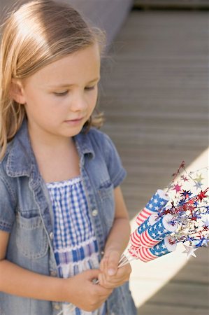 simsearch:659-02212610,k - Petite fille holding 4 décorations de juillet (USA) Photographie de stock - Premium Libres de Droits, Code: 659-02212497