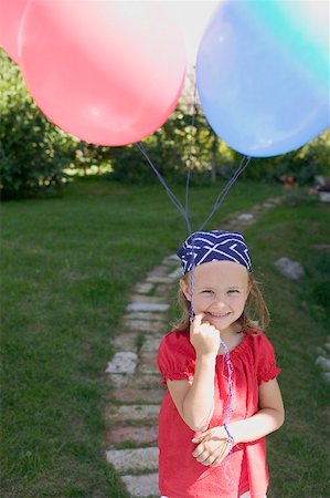 simsearch:659-02212610,k - Petite fille avec des ballons dans le jardin Photographie de stock - Premium Libres de Droits, Code: 659-02212490