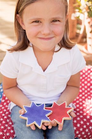 fête enfantine - Petite fille tenant deux étoiles cookies (4th juillet, USA) Photographie de stock - Premium Libres de Droits, Code: 659-02212506