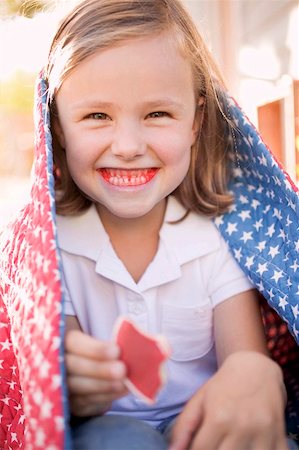 simsearch:659-02212610,k - Petite fille avec cookie partiellement mangés et les dents rouges (USA) Photographie de stock - Premium Libres de Droits, Code: 659-02212509