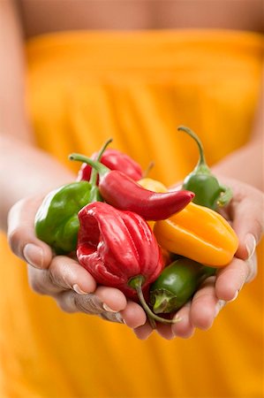 pimiento chipotle - Woman holding assorted chillies Foto de stock - Sin royalties Premium, Código: 659-02212522