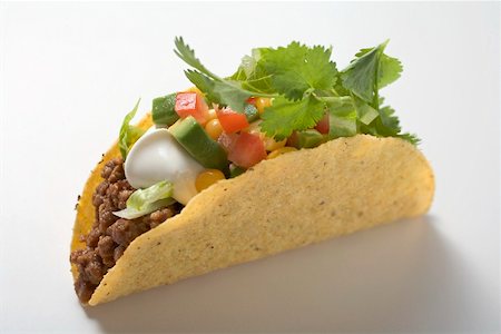Taco avec viande hachée, avocat, crème sûre et coriandre feuilles Photographie de stock - Premium Libres de Droits, Code: 659-02212554