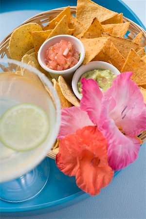 Nachos avec deux trempettes et Marguerite sur plateau Photographie de stock - Premium Libres de Droits, Code: 659-02212574