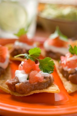 simsearch:659-03534139,k - Nachos with beans, sour cream and tomatoes Foto de stock - Royalty Free Premium, Número: 659-02212570