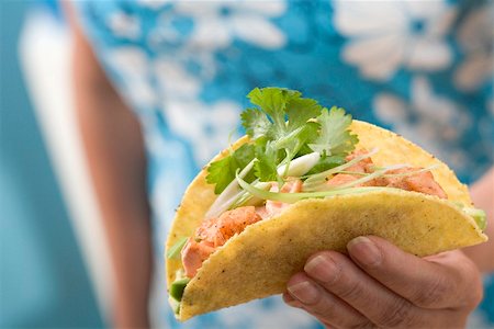 Woman holding taco Foto de stock - Sin royalties Premium, Código: 659-02212582