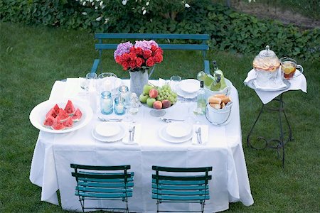 Table présentée dans le jardin pour une partie de l'été Photographie de stock - Premium Libres de Droits, Code: 659-02212651