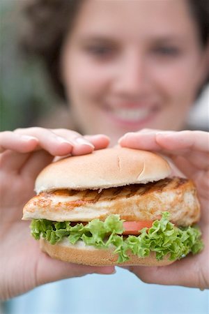 simsearch:659-02212700,k - Woman holding chicken burger Foto de stock - Sin royalties Premium, Código: 659-02212711