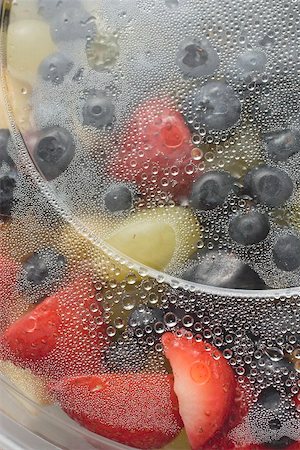 fruitsalad takeaway - Fruit salad in plastic container (close-up) Stock Photo - Premium Royalty-Free, Code: 659-02212729