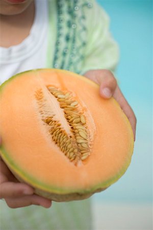 simsearch:659-02212726,k - Enfant tenant la moitié un melon cantaloup Photographie de stock - Premium Libres de Droits, Code: 659-02212722