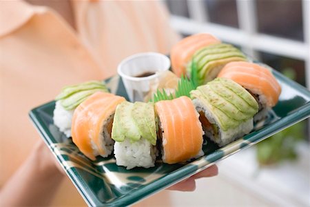 simsearch:659-02212373,k - Femme tenant le plateau de sushi, sauce de soja Photographie de stock - Premium Libres de Droits, Code: 659-02212767