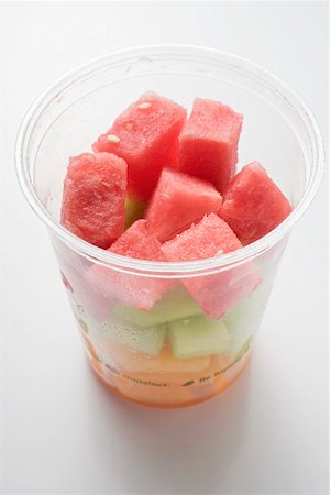 Gewürfelte Melone in Kunststoff-Wanne Stockbilder - Premium RF Lizenzfrei, Bildnummer: 659-02212784