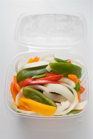 simsearch:659-03526764,k - Sliced vegetables in opened plastic container (overhead) Fotografie stock - Premium Royalty-Free, Codice: 659-02212782