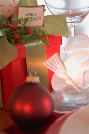 simsearch:659-03525131,k - Cadeau de Noël, bonhomme de neige babiole et verre Noël Photographie de stock - Premium Libres de Droits, Code: 659-02212800