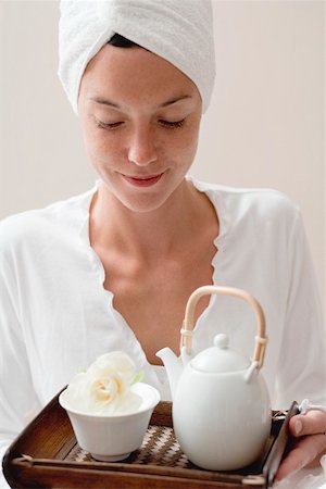 simsearch:659-03534820,k - Femme tenant un plateau avec thé et blanc fleur Photographie de stock - Premium Libres de Droits, Code: 659-02212836