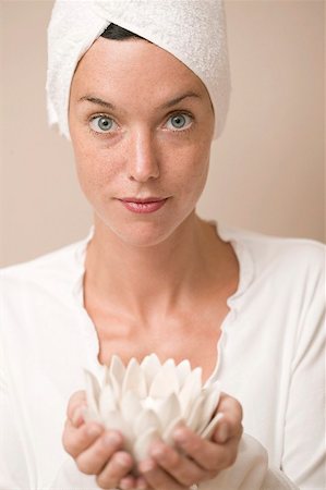 Woman holding water lily votive Fotografie stock - Premium Royalty-Free, Codice: 659-02212843