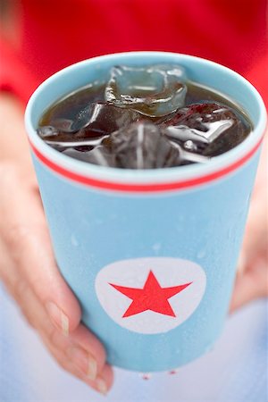 Woman holding beaker of cola with ice cubes Foto de stock - Sin royalties Premium, Código: 659-02212862