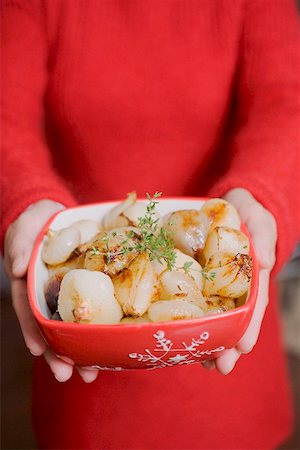 simsearch:659-02212898,k - Woman holding dish of roasted onions (Christmas) Stock Photo - Premium Royalty-Free, Code: 659-02212900