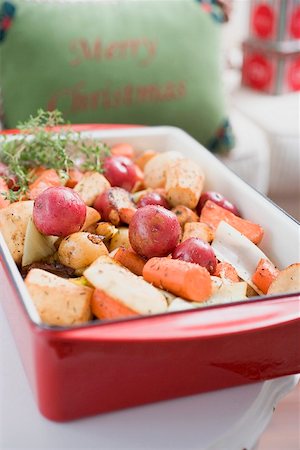 simsearch:659-03529742,k - Roasted root vegetables in roasting dish (Christmas) Stock Photo - Premium Royalty-Free, Code: 659-02212910