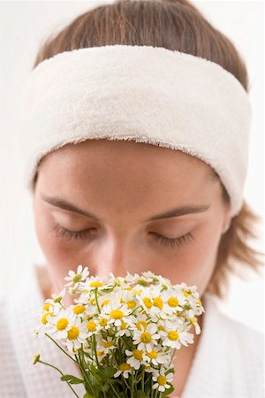 simsearch:659-03534820,k - Femme odeur de fleurs de camomille Photographie de stock - Premium Libres de Droits, Code: 659-02212936