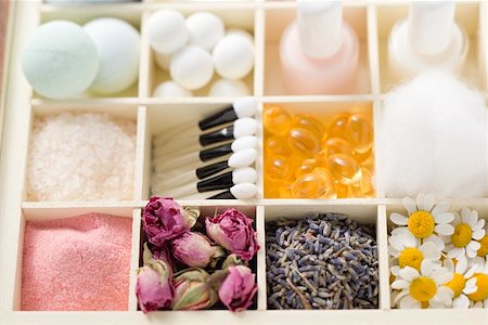 sal de baño - Various beauty products and flowers in type case Foto de stock - Sin royalties Premium, Código: 659-02212977