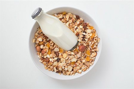 Cereal and bottle of milk Foto de stock - Sin royalties Premium, Código: 659-02213029