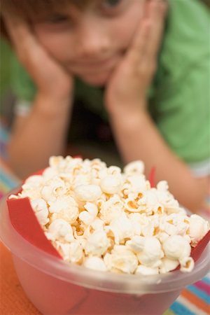 simsearch:659-01858229,k - Popcorn in plastic bowl, child in background Fotografie stock - Premium Royalty-Free, Codice: 659-02213071