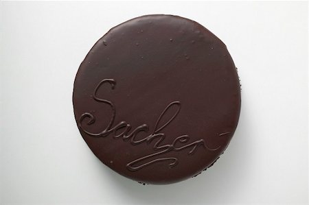 schokoladenkuchen - Sacher-Torte von oben Stockbilder - Premium RF Lizenzfrei, Bildnummer: 659-02213086