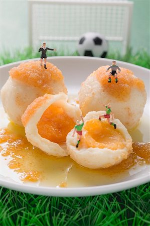 quenelle - Apricot dumplings with football figures Foto de stock - Sin royalties Premium, Código: 659-02213116