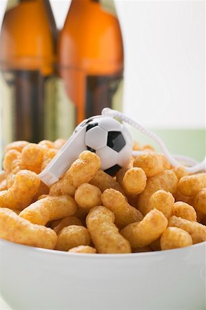 peanut flip - Peanut puffs with whistle in bowl in front of bottles of beer Stock Photo - Premium Royalty-Free, Code: 659-02213167