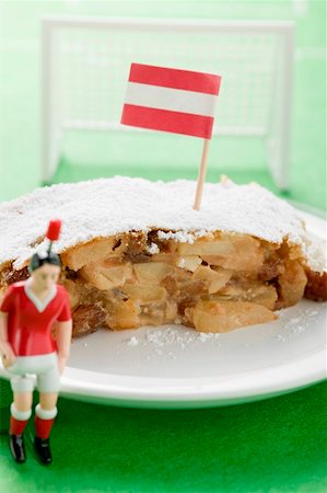 Piece of apple strudel with Austrian flag on plate Foto de stock - Sin royalties Premium, Código: 659-02213199