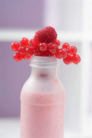 simsearch:659-03536583,k - Berry drink in plastic bottle Foto de stock - Sin royalties Premium, Código: 659-02213217