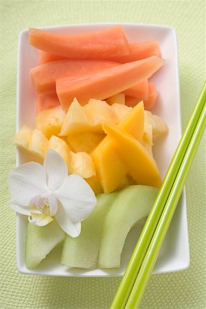 pineapple birds eye view - Exotic fruit and orchid (overhead view) Foto de stock - Sin royalties Premium, Código: 659-02213238