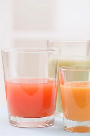 Trois différents jus de fruits dans les verres Photographie de stock - Premium Libres de Droits, Code: 659-02213292