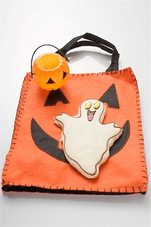 Ghost biscuit and Halloween decoration Fotografie stock - Premium Royalty-Free, Codice: 659-02213357