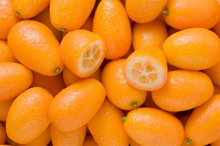 Many kumquats, one halved Stock Photo - Premium Royalty-Free, Code: 659-02213361