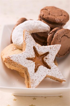 simsearch:659-01843444,k - Assorted Christmas biscuits on white plate Fotografie stock - Premium Royalty-Free, Codice: 659-02213379